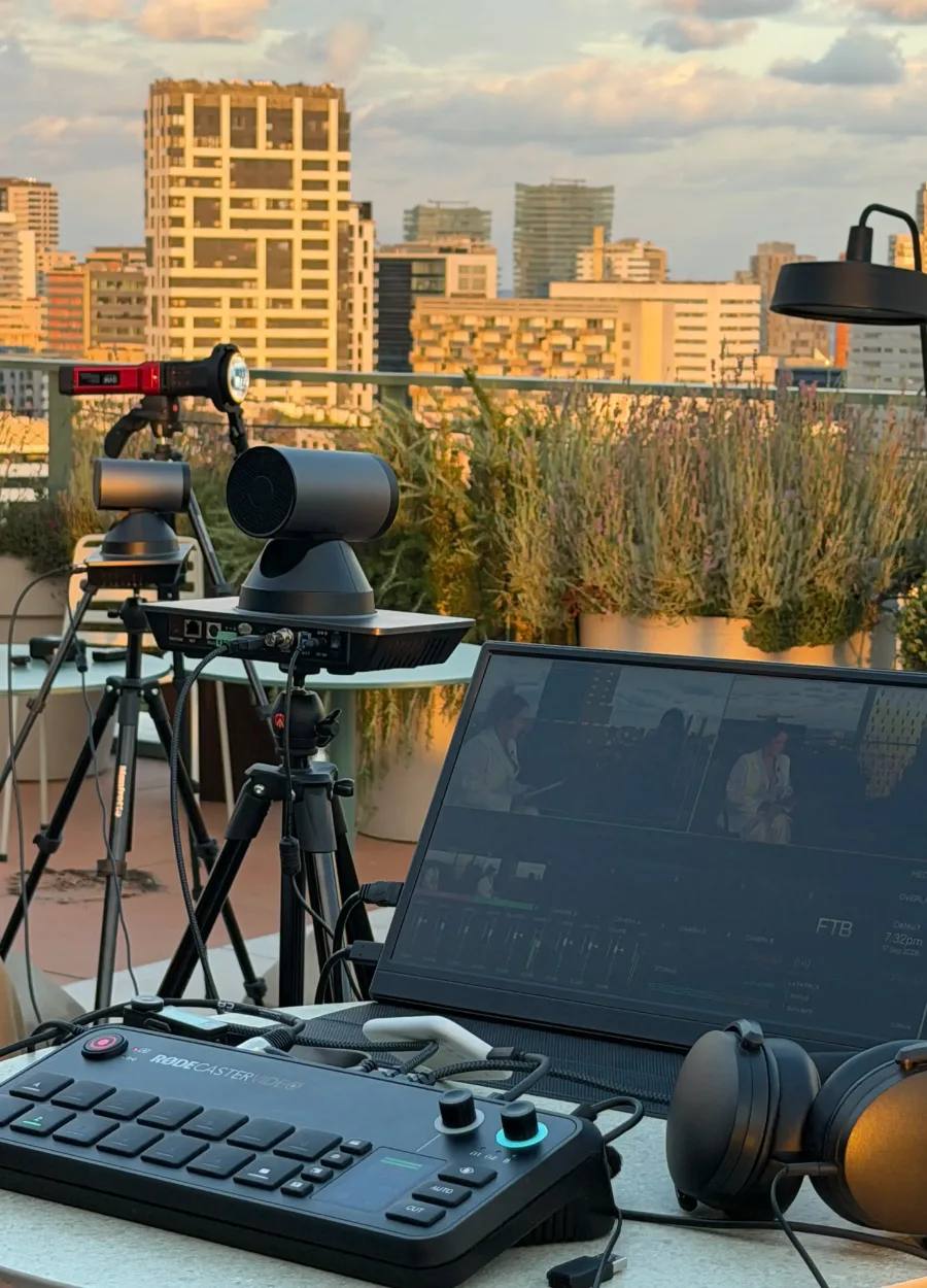 Grabación de videopodcast en una azotea de Barcelona al atardecer